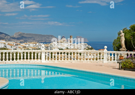 Luxuriösen Swimmingpool mit Blick auf die Stadt und die Küste, Altea, Costa Blanca, Spanien Stockfoto