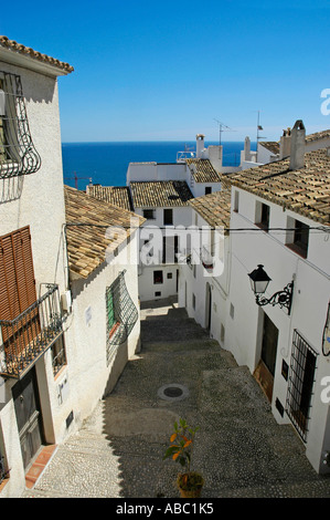 Gasse in der Altstadt der Stadt Altea, Costa Blanca, Spanien Stockfoto