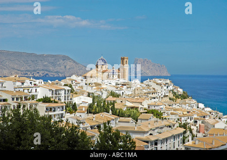 Blick auf die Stadt Altea mit dem Berg Penon de Ifach mit Calpe im Hintergrund, Costa Blanca, Spanien Stockfoto