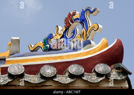 Die bunten Dach eines kaiserlichen Palastes Gebäude in Hue, Vietnam. Stockfoto