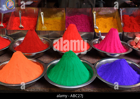 Haufen von Farbpulver zum Verkauf an den Devraja Urs Markt in Mysore, Karnataka, Indien. Stockfoto