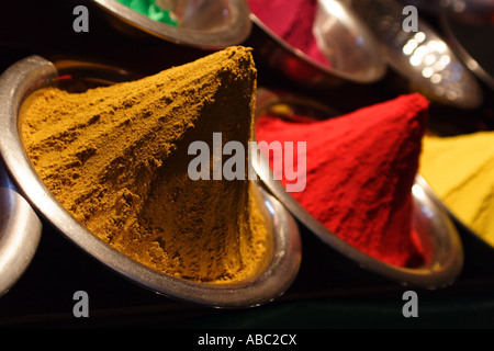 Bunten Pulver zum Verkauf innerhalb des Devraja Urs Marktes in Mysore, Karnataka, Indien. Stockfoto