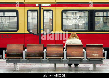 Frau sitzt vor Straßenbahn, Deutschland Stockfoto