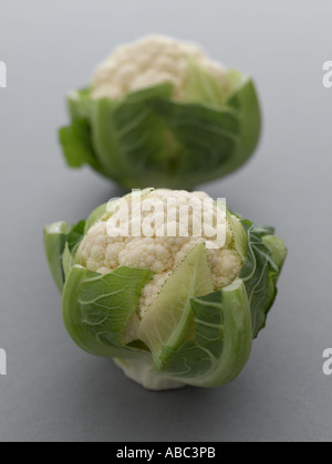 Blumenkohl auf grauem Hintergrund Stockfoto