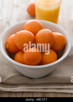 Orangen und frisch gepressten Saft Stockfoto