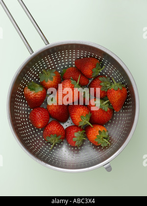 Erdbeeren in Sieb Stockfoto