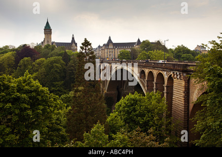 Adolphe-Brücke und die BCEE Gebäude über das Tal der Petrusse in Luxemburg-Stadt Stockfoto