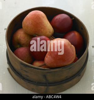 Äpfel und Birnen in Holzkiste Stockfoto