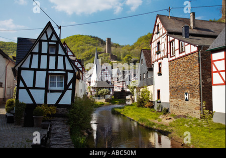 Fluss Elz mit Schloss Resch Ruinen über dem kleinen Dorf von Monreal Deutschland Europa Stockfoto