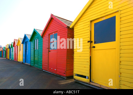 Farbenfrohe Strandhütten an Whitby North Yorkshire in England Stockfoto