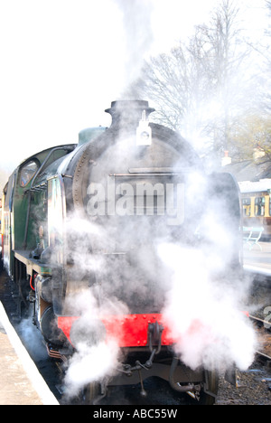 Dampfzug, eingehüllt in Dampf in Grosmont North Yorkshire Moors Railway station Stockfoto