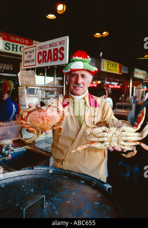 Fishermans Wharf Händler hochhalten und gekochte Krebse vor seinem Haus präsentieren / San Francisco, Kalifornien, USA Stockfoto