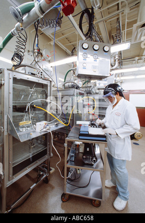 Umweltlabor - Laborant führt Tests in einem tierischen Lab Test Forschungsfeld / USA. Stockfoto