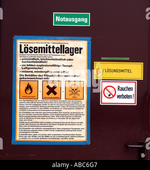 Zeichen für Lösungsmittel Lagerung, Notfall verlassen Stockfoto