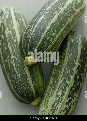 Zucchini auf hellen grünen Hintergrund - hohe Ende Hasselblad 61mb digitales Bild Stockfoto