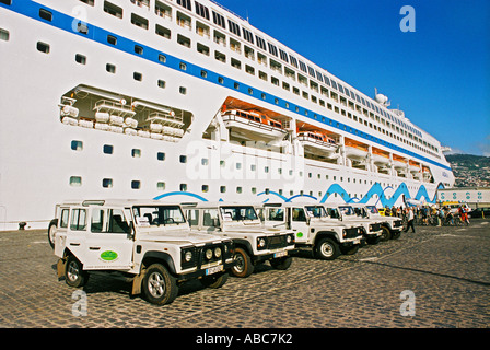 Kreuzer Aida Blue hinter Jeeps für einen Tagesausflug in den Hafen von Funchal auf Madeira Portugal angedockt Stockfoto