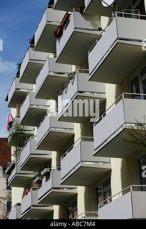 Apartments Haus mit kleinen Balkonen Stockfoto