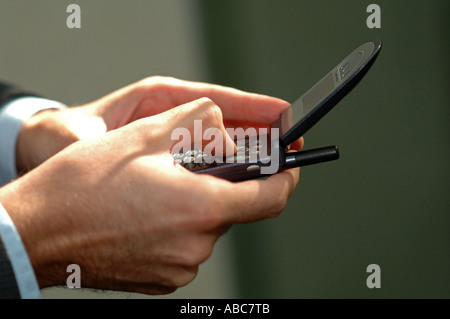 Hand mit einem Mobiltelefon Stockfoto