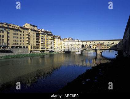 Italien Florenz Ponte Vecchio über den Fluss Arno Stockfoto