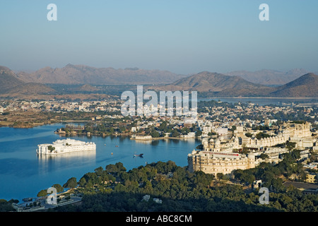 Blick über Udaipur mit der Stadt Schlossanlage und Jag Niwas oder Lake Palace und Lake Pichola Indien Stockfoto