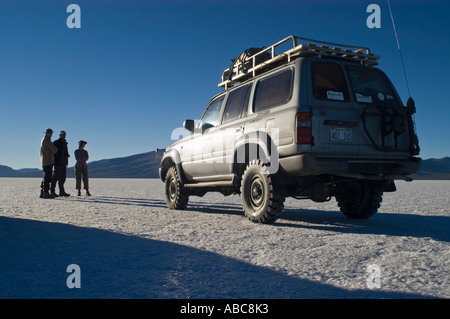 Allradantrieb-Fahrzeug mit Touristen auf dem Salar de Uyuni, Bolivien Stockfoto