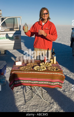 Mann mit Getränken auf dem Salar de Uyuni, Bolivien Stockfoto