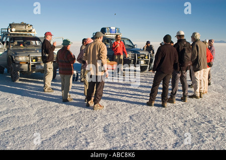 Touristen auf dem Salar de Uyuni, Bolivien Stockfoto