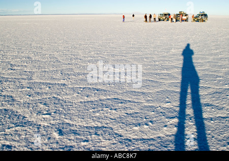 Allradantrieb-Fahrzeug mit Touristen auf dem Salar de Uyuni, Bolivien Stockfoto