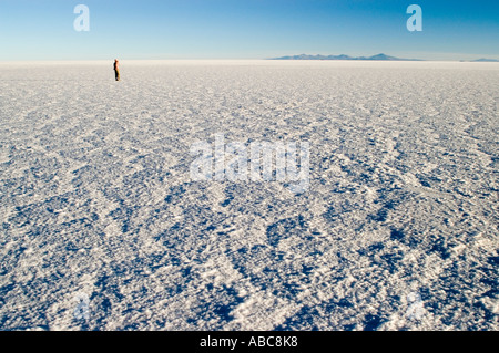 Person, die am Salar de Uyuni, Bolivien Stockfoto