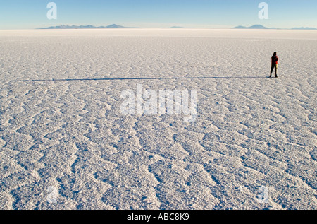 Person, die am Salar de Uyuni, Bolivien Stockfoto