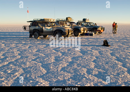 Allradantrieb-Fahrzeug mit Touristen auf dem Salar de Uyuni, Bolivien Stockfoto