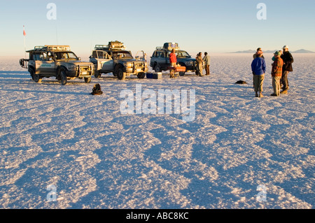 Allradantrieb-Fahrzeug mit Touristen auf dem Salar de Uyuni, Bolivien Stockfoto