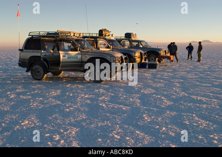 Allradantrieb-Fahrzeug mit Touristen auf dem Salar de Uyuni, Bolivien Stockfoto