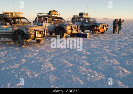 Allradantrieb-Fahrzeug mit Touristen auf dem Salar de Uyuni, Bolivien Stockfoto