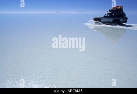 Allradantrieb Fahrzeug überfahren Salar de Uyuni, Bolivien Stockfoto