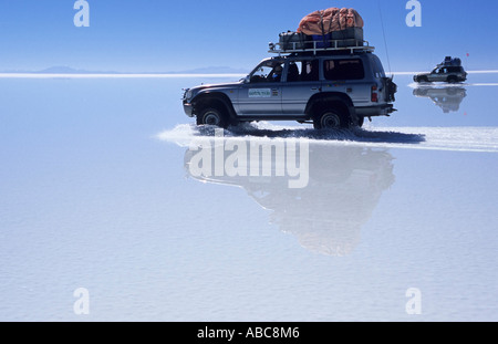 Allradantrieb Fahrzeug überfahren Salar de Uyuni, Bolivien Stockfoto