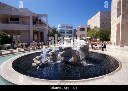 Kalifornien in Los Angeles das Getty Center J Paul Getty Museum Hof Boulder Brunnen Stockfoto