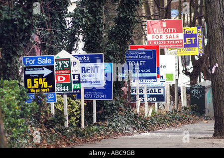 Eine Masse von Häuser für Verkauf Miete zu lassen und verkauft Immobilienmakler Boards zusammen verpackt in The Drive Hove East Sussex Stockfoto