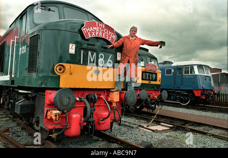 Pete Waterman von Stock Aitken Waterman mit einigen seiner privaten Sammlung von Zügen Stockfoto