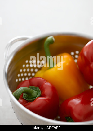 Rote und gelbe Paprika in Metall Sieb - high-End Hasselblad 61mb digitales Bild Stockfoto