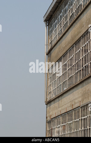 Zertrümmerte Fenster im Altbau der ehemaligen Fabrik Stockfoto