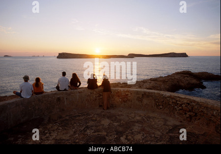 Gruppe von Freunden genießen den Sonnenuntergang von der Spitze des Comte Turm Ibiza Spanien Stockfoto