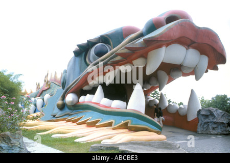 Die riesigen Drachen mit Mund weit offen Haw Par Villa Singapur Stockfoto