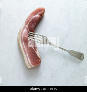 Speckscheiben Bauchspeck auf Gabel und Metall Arbeitsplatte Stockfoto