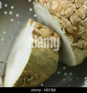 Halbierte Sellerie im Sieb Stockfoto