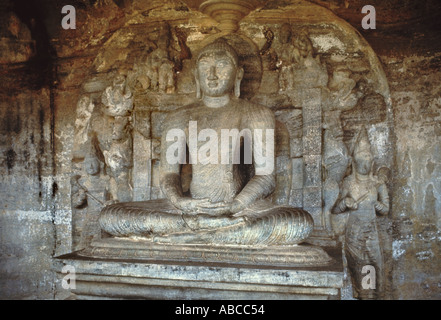 Antike Architektur. Sitzender Buddha in Höhle, Gal Vihara. Polonnaruva, Sri Lanka. Stockfoto