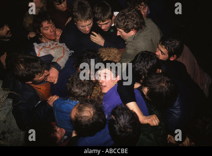 Ashbourne shrovetide Football Derbyshire Männer kämpfen um den Ball im Fluss Henmore. Derbys, England 1980s UK. CA. 1985 HOMER SYKES Stockfoto