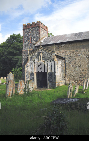 Ein Blick auf die südlichen Vorhalle und Turm der Pfarrkirche St. Michael in South Norfolk an der Großen Molton, Norfolk, England, Vereinigtes Königreich, Europa. Stockfoto