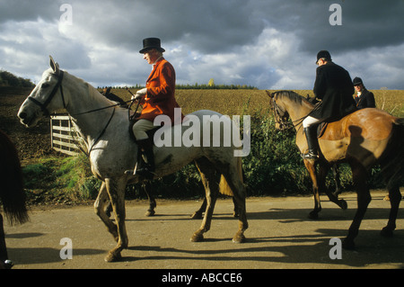 Das Tal des Weißen Pferdes. Die Jäger aus Gloucestershire England kehren nach einem Jagdtag zurück. 1980ER 1985 UK HOMER SYKES. Stockfoto