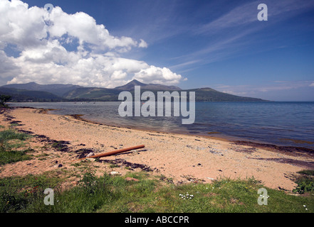 Das Sandy Cove, Brodick Bucht, mit Goatfell im Hintergrund, Arran, Westküste von Schottland, Vereinigtes Königreich Stockfoto